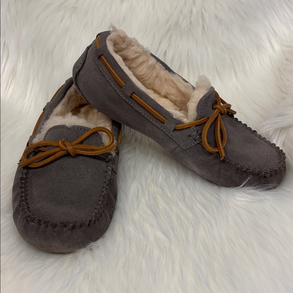 UGG Gray Dakota Suede Moccasin Slippers Mocs 5 EXCELLENT WORN ONCE!! - Picture 2 of 6